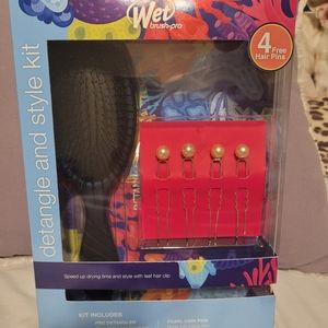 Wet Brush Pro Detangle and style kit